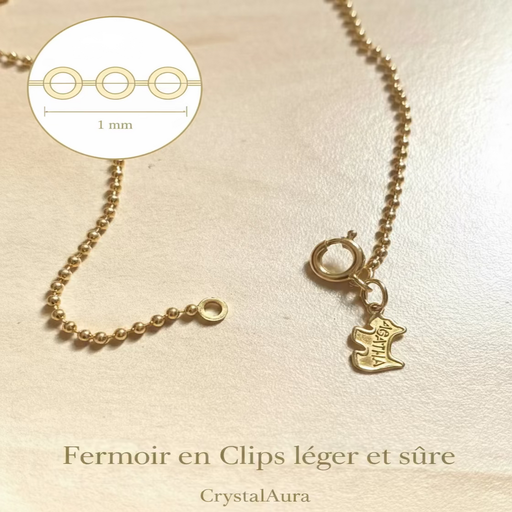 Collier Pendentif Mini Chien AGATHA -Or Vue au sol Chien  et Fermoir