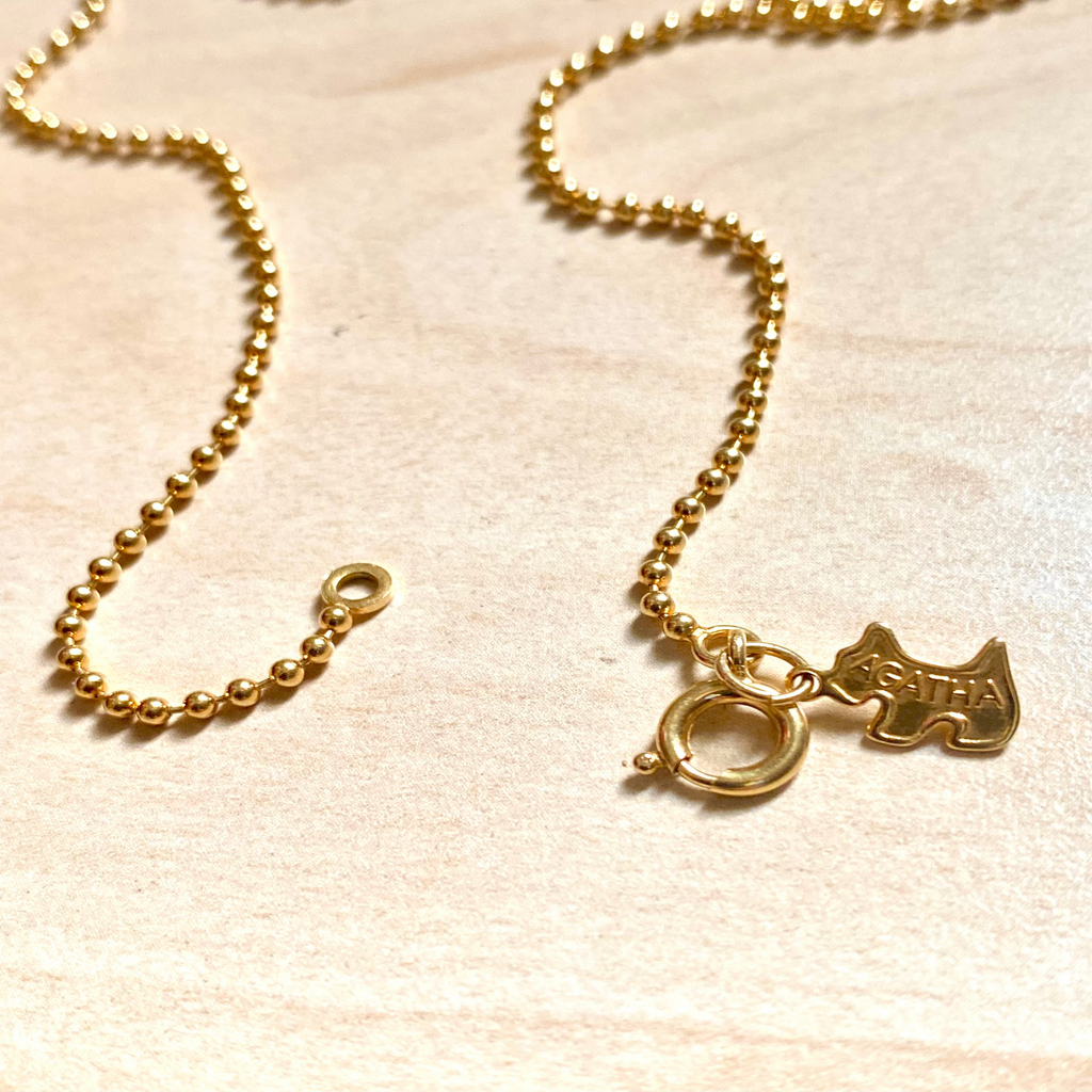 Collier Pendentif Mini Chien AGATHA -Or Vue au sol Chien debout