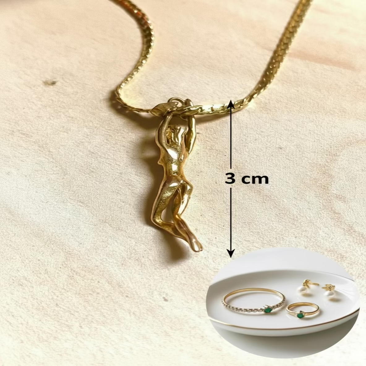 Collier Chaine Pendentif Statuette vue partiel de la chaine avec la Statuette de dos Dimensions