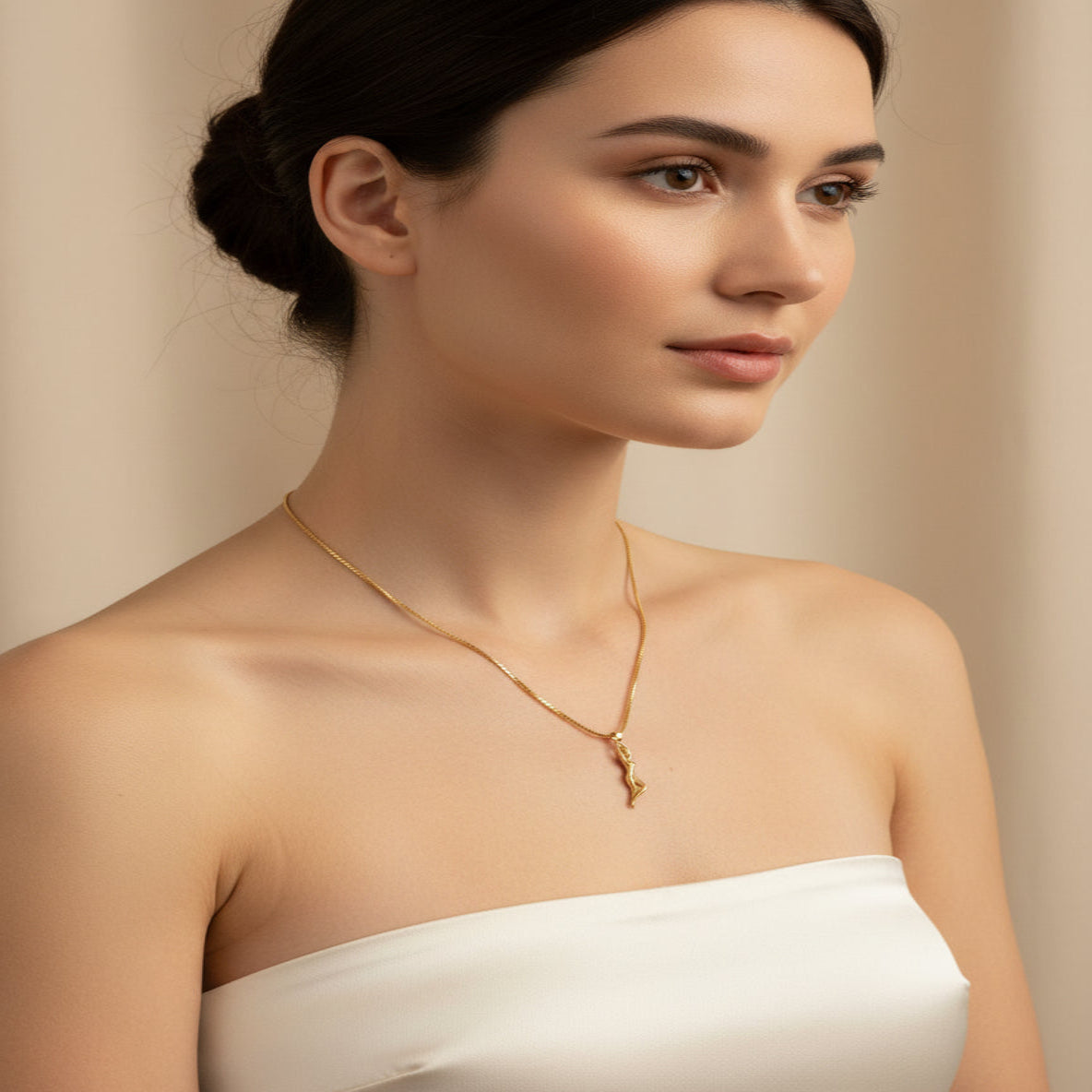 Collier Chaine Pendentif Statuette vue global  tour du Cou femme