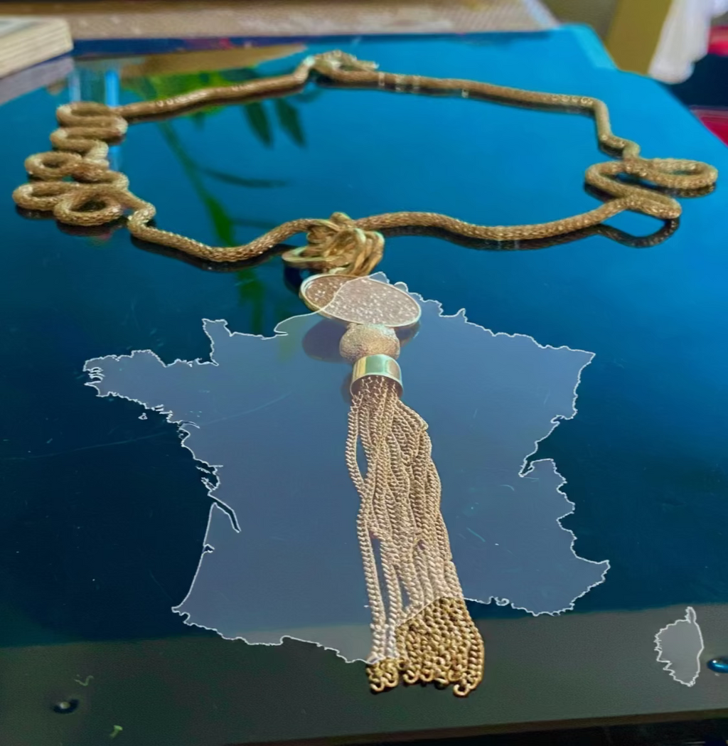 Collier Chaine Pendentif Doré, Vue de tableau glacé au sol illustration carte de France