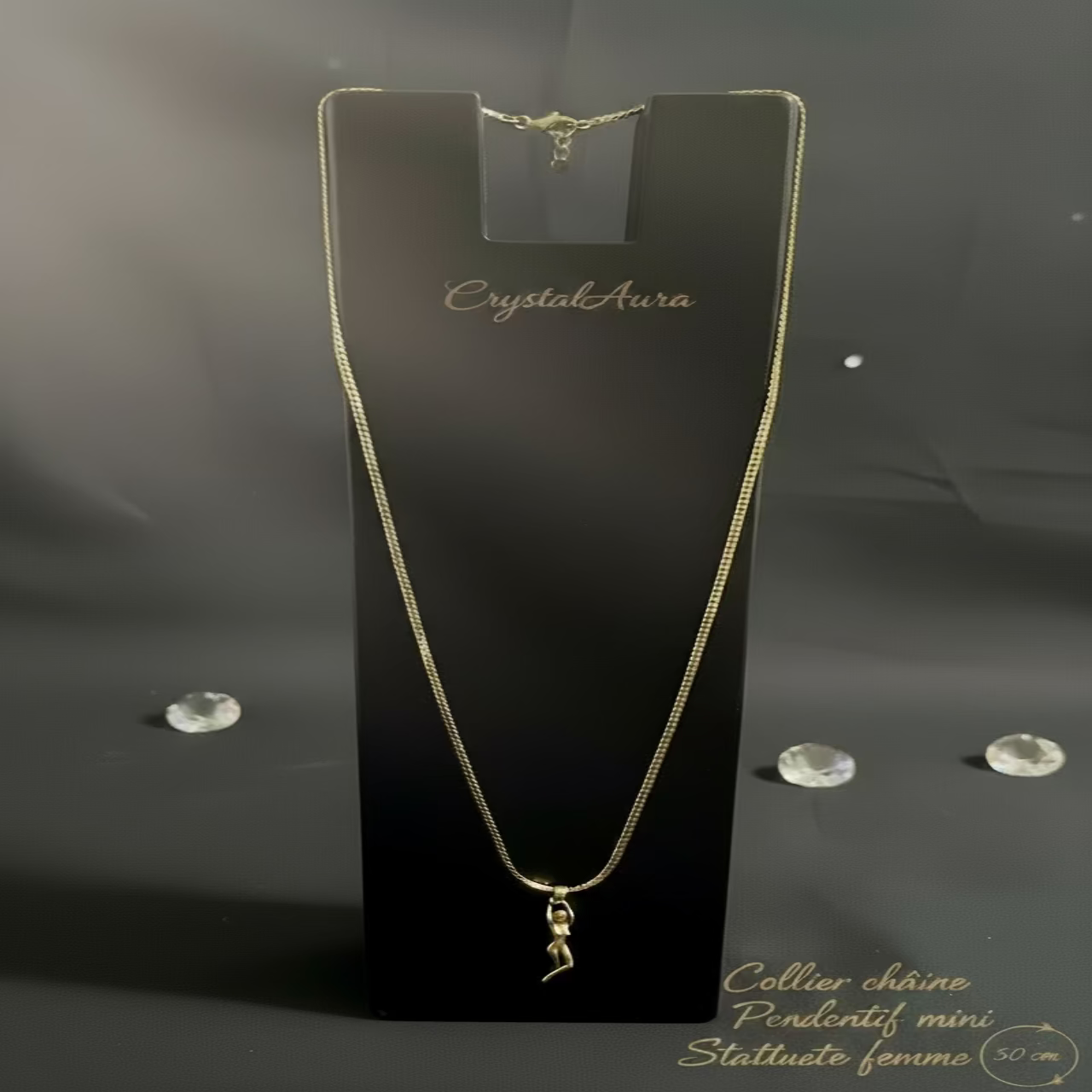 Collier Chaine Pendentif Statuette vue global  de face sur support zoom petit