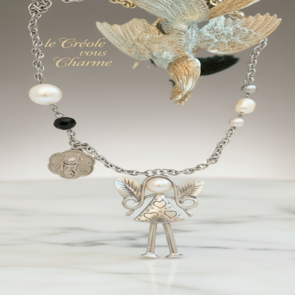 Collier Créole Fashion vue artistique de face debout