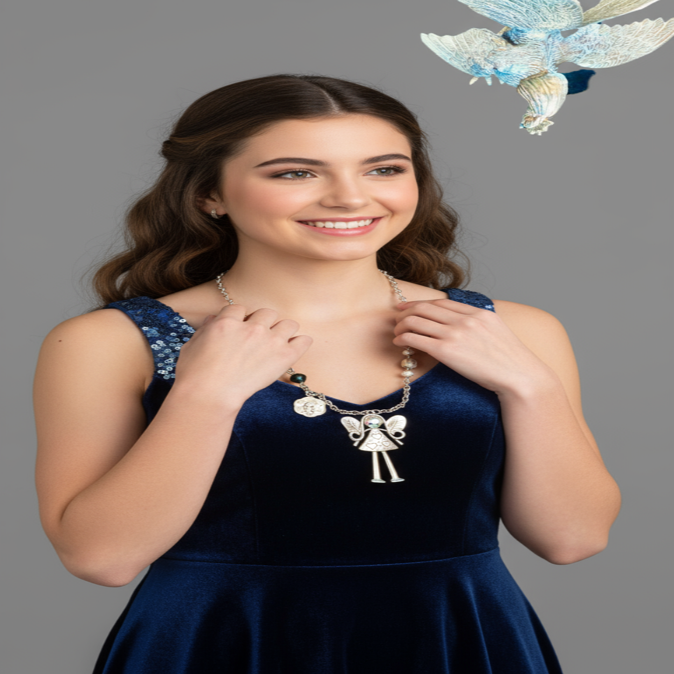 Collier Créole Fashion vue artistique de face visible sur haut de poitrine