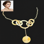 Collier Créole Anneaux Metal vue artistique coupe zoom sur Motif, rajout artistique image Illustration Collier sur Cou