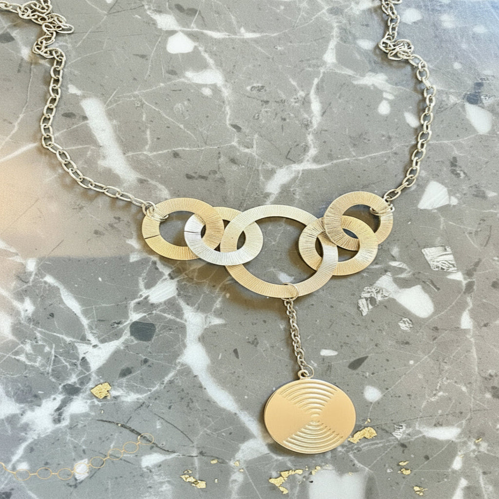 Collier Créole Anneaux Metal  Dore, vue de face zoom sur Motif