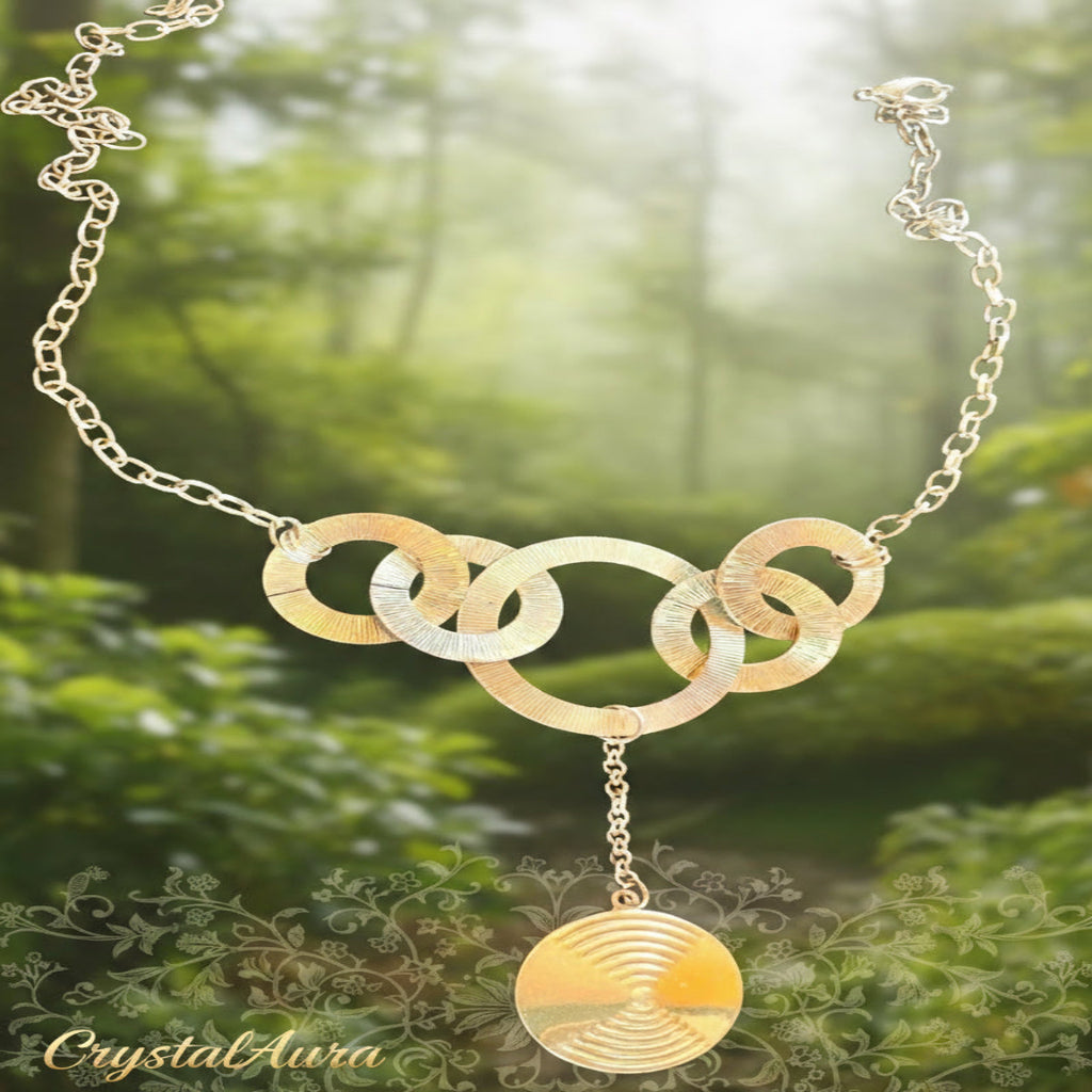 Collier Créole Anneaux Metal Dore, vue espace nature zoom sur Motif, rajout artistique