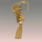 Collier Chaine Pendentif Doré, Vue de face dégradé au sol, rajout artistique objet 