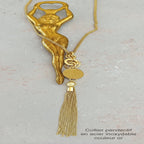 Collier Chaine Pendentif Doré, Vue partiel de face dégradé au sol, Zoom pendentifrajout artistique objet 