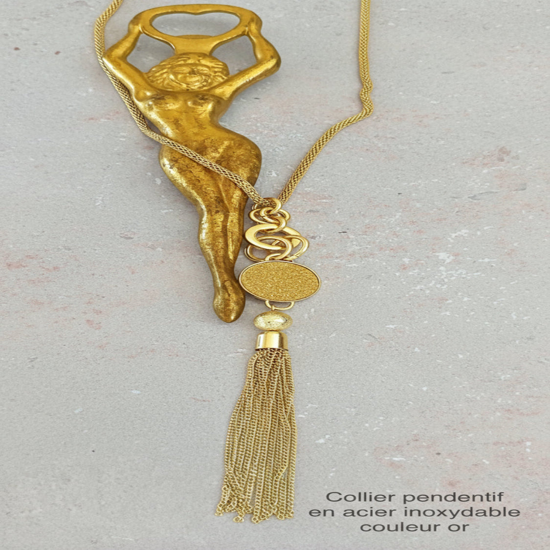 Collier Chaine Pendentif Doré, Vue partiel de face dégradé au sol, Zoom pendentifrajout artistique objet 