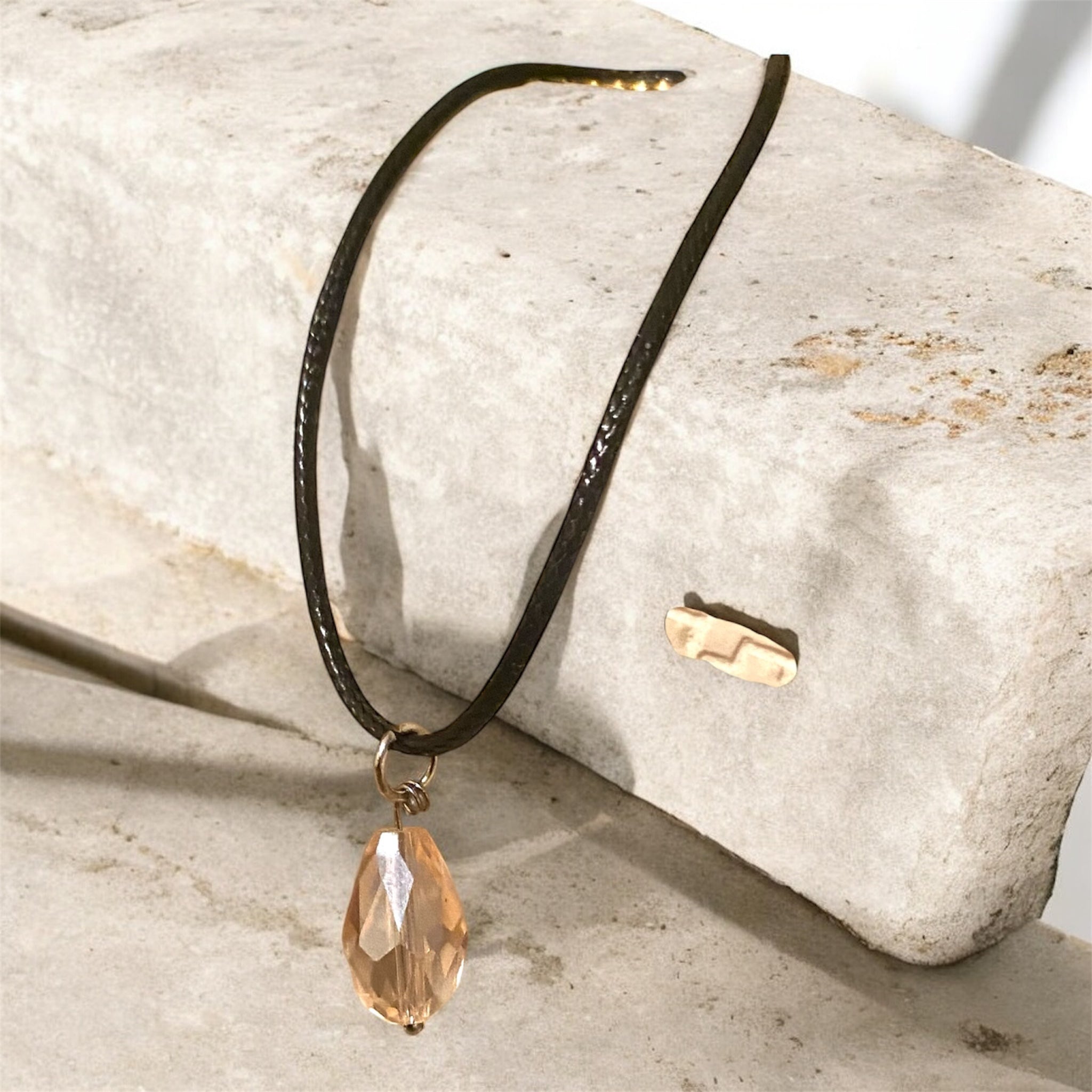 Collier_Pendetif_Verre_Rose_transparent_vue_relle