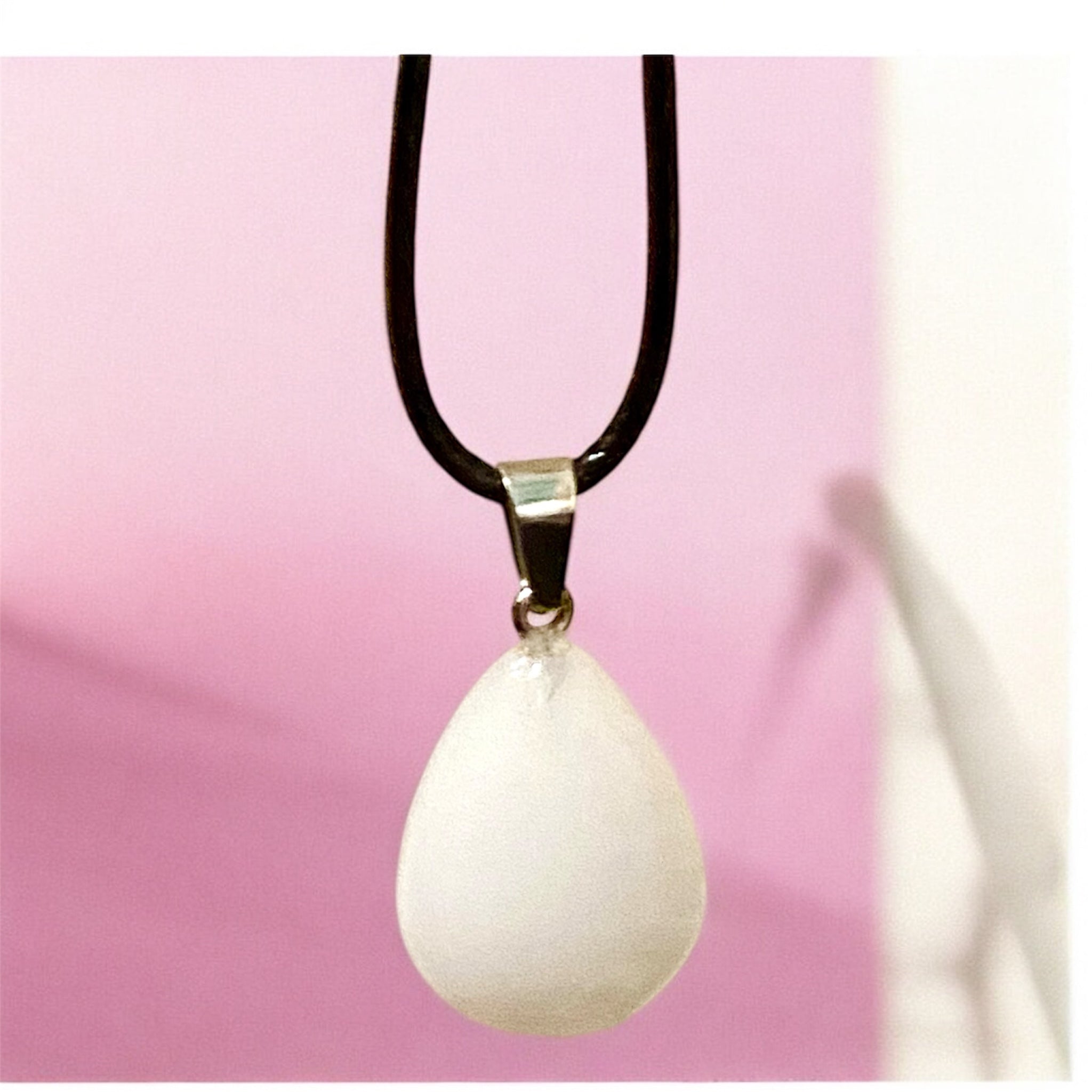 Collier Associatif Pendentif Verre Perlé - Soutien aux Chats Abandonnés