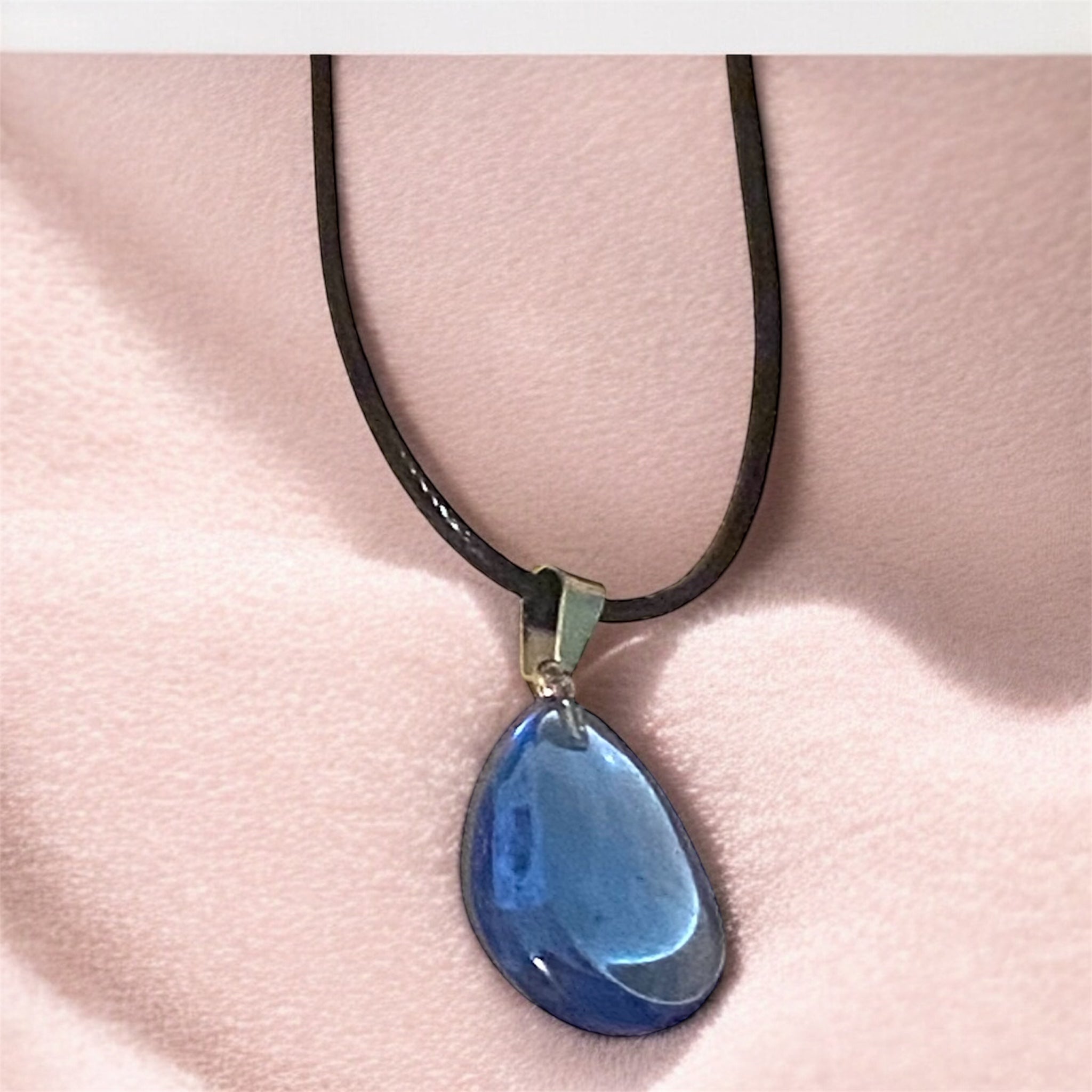 Collier_Pendetif_Verre_bleu_vu_cochee