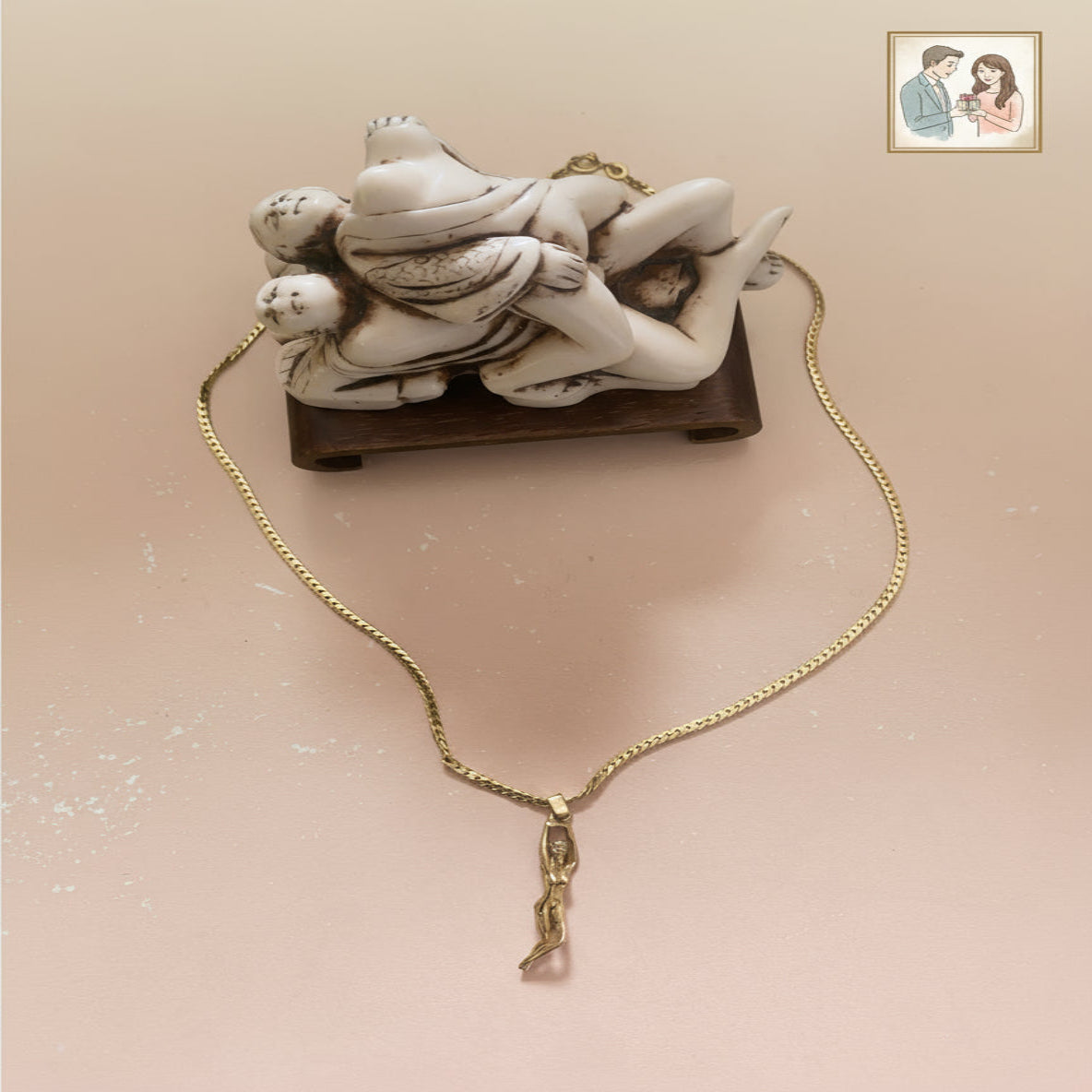 Collier Chaine Pendentif Statuette vue global  au sol  rajout artistique objet sculpture et mini portrait de couple zoom moyen