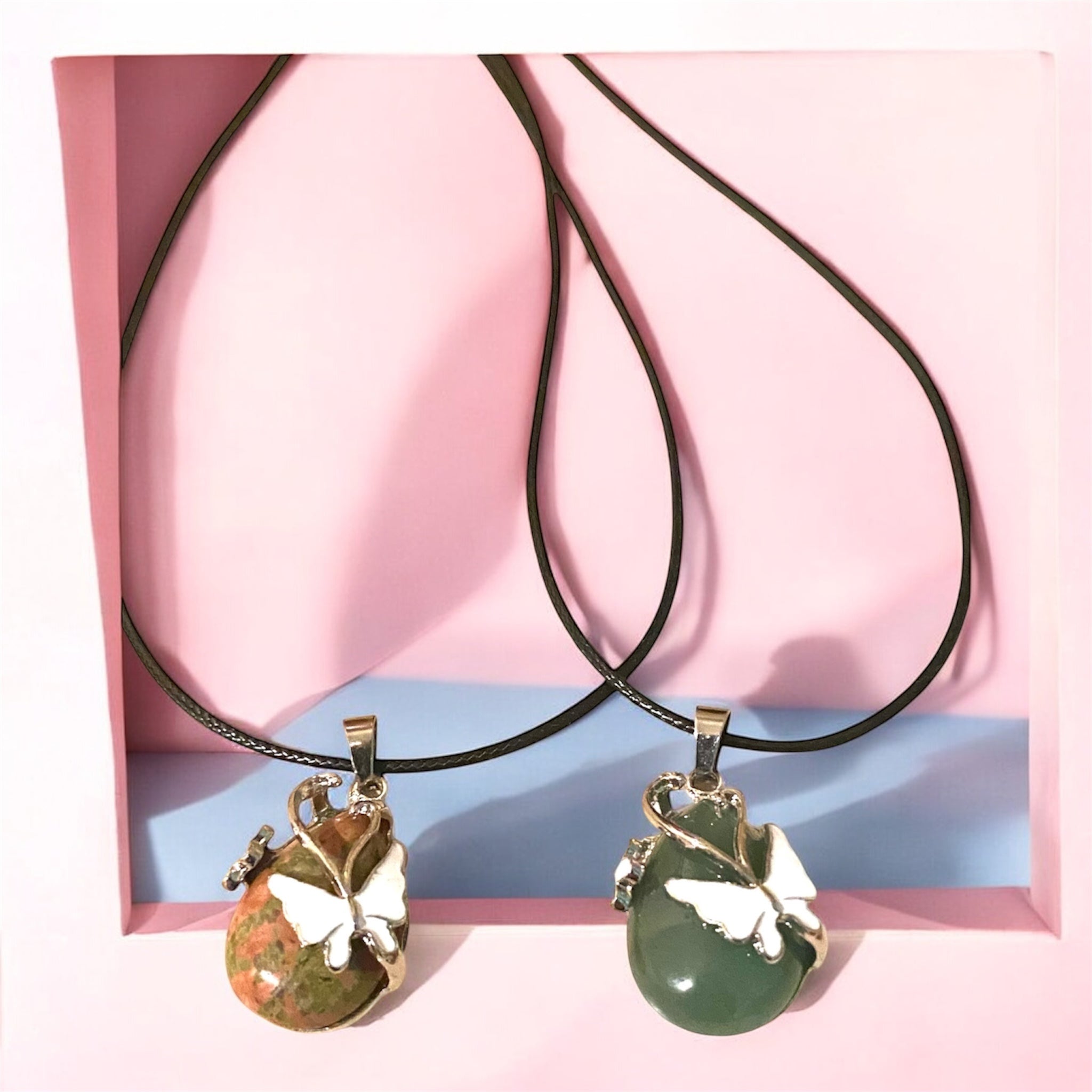 Collier_motif_Papillon_Associatif_Verre_Mono_Perle_2_Variantes_face