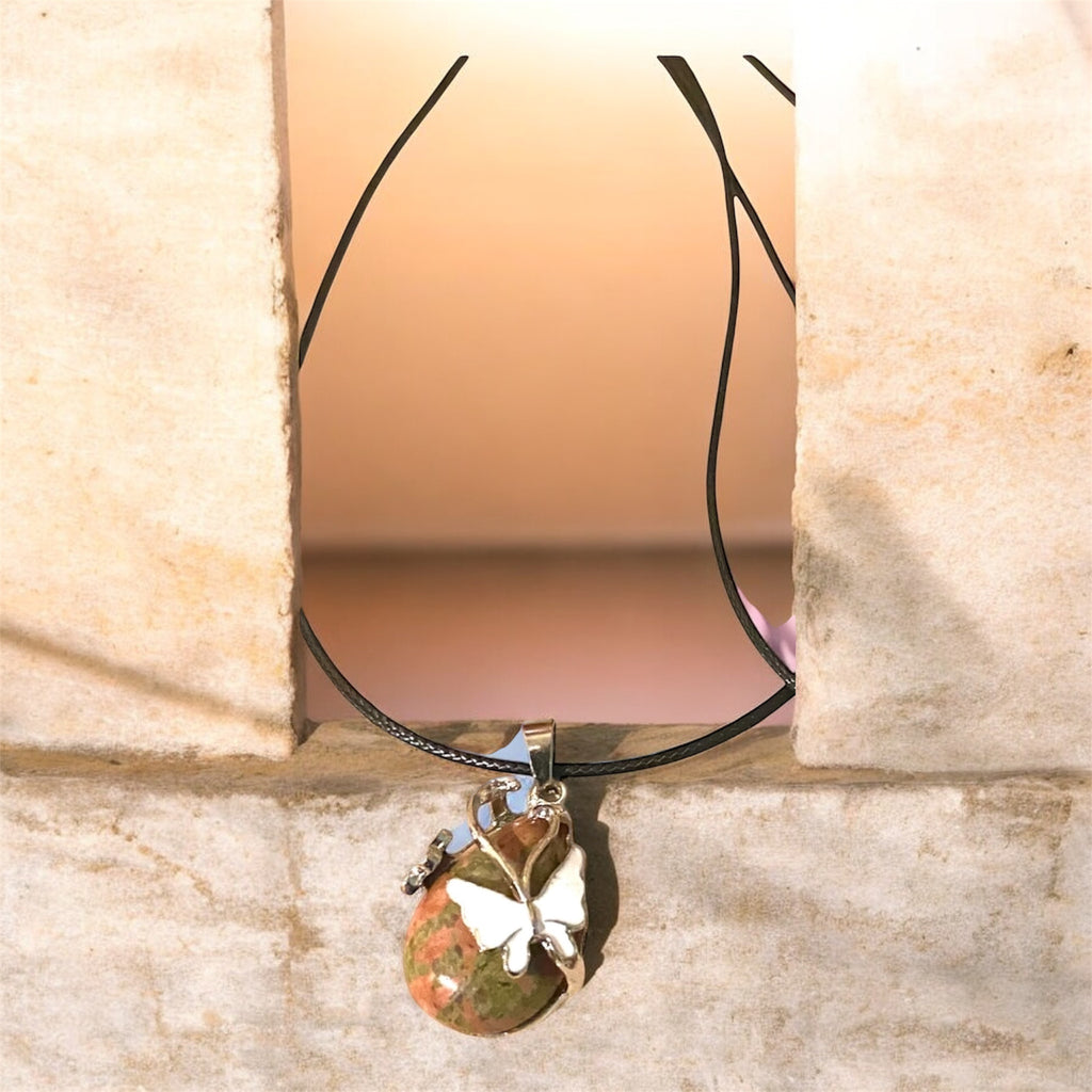 Collier_motif_Papillon_Associatif_Verre_Mono_Perle_rose_vert_vue_oblique