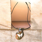 Collier_motif_Papillon_Associatif_Verre_Mono_Perle_rose_vert_vue_oblique