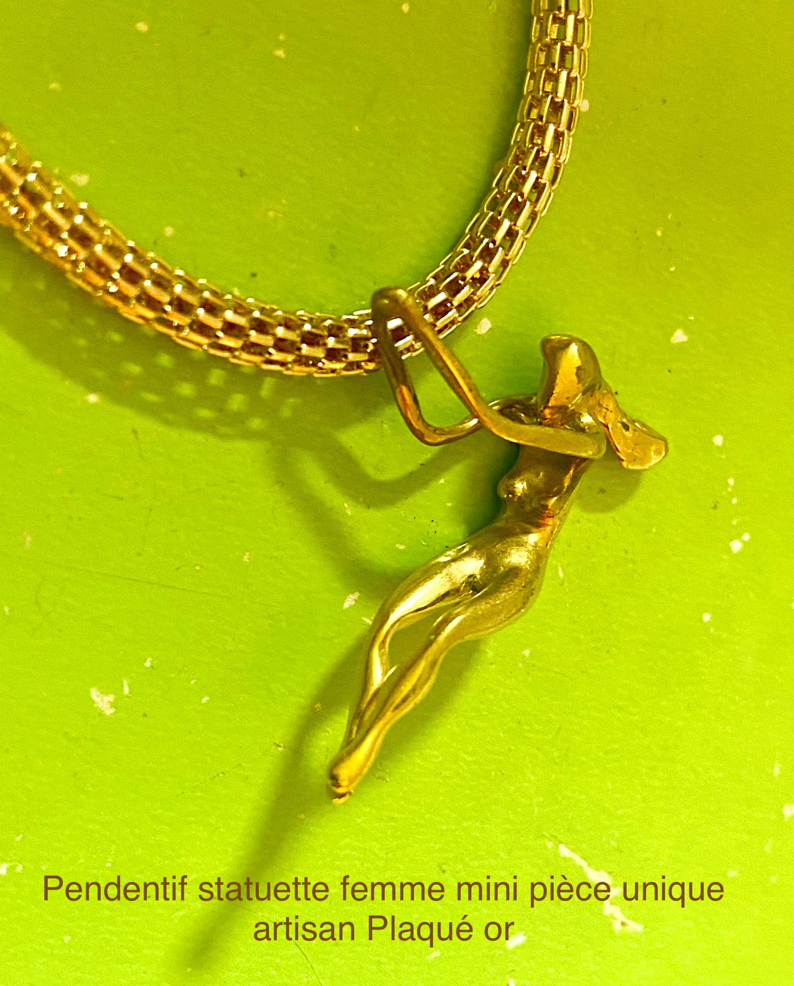 Pendentif Statuette femme mini petit format. Existe en deux tailles. Pièce unique Collection privée Artisan. Plaqué or