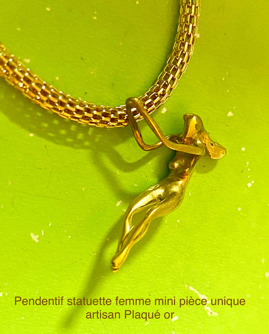 Pendentif Statuette femme mini petit format. Existe en deux tailles. Pièce unique Collection privée Artisan. Plaqué or