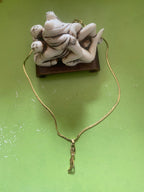 Collier avec pendentif mini statuette femme ,en Chaine plaqué or , 1 pièce