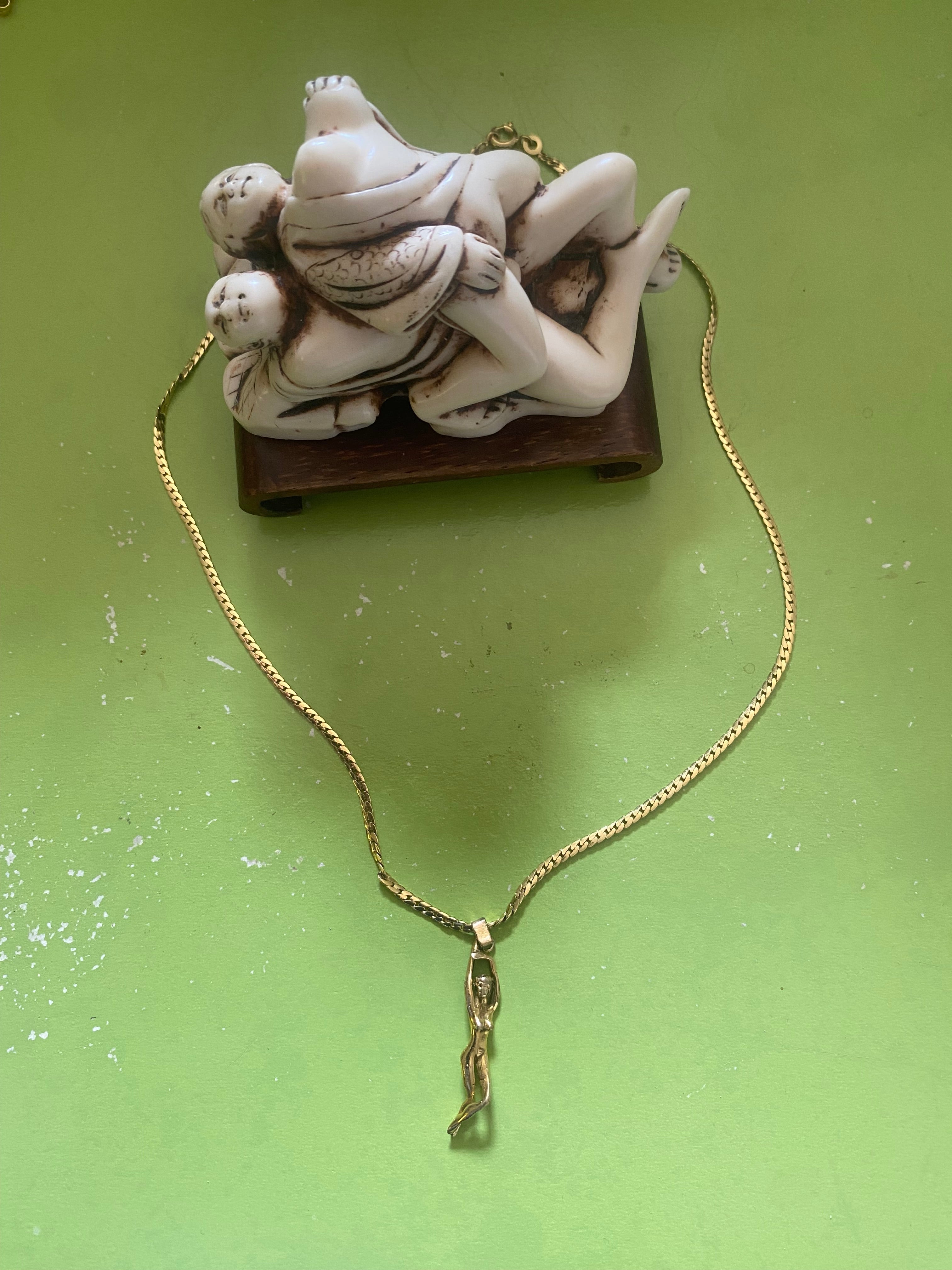 Collier avec pendentif mini statuette femme ,en Chaine plaqué or , 1 pièce