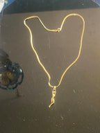 Collier avec pendentif mini statuette femme ,en Chaine plaqué or , 1 pièce