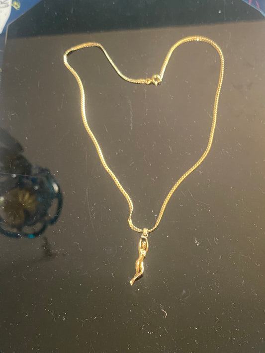 Collier avec pendentif mini statuette femme ,en Chaine plaqué or , 1 pièce