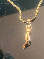 Collier avec pendentif mini statuette femme ,en Chaine plaqué or , 1 pièce