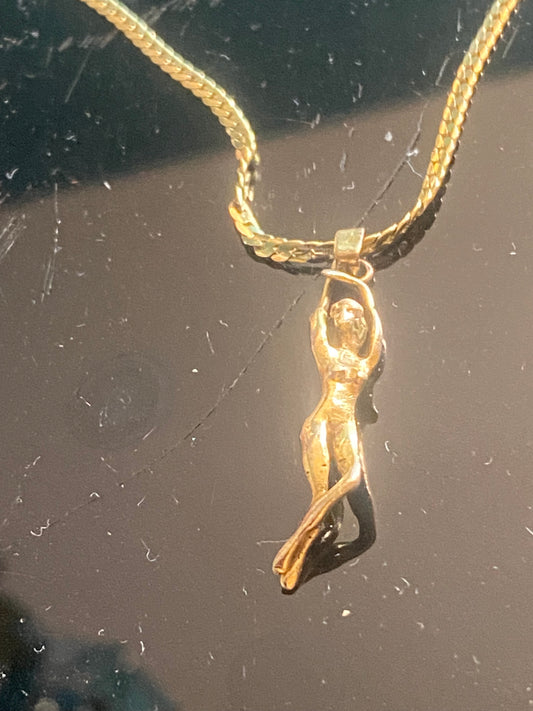 Collier avec pendentif mini statuette femme ,en Chaine plaqué or , 1 pièce
