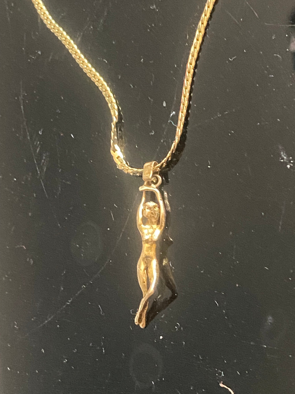 Collier avec pendentif mini statuette femme ,en Chaine plaqué or , 1 pièce