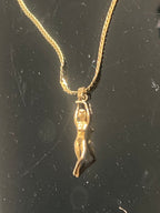 Collier avec pendentif mini statuette femme ,en Chaine plaqué or , 1 pièce