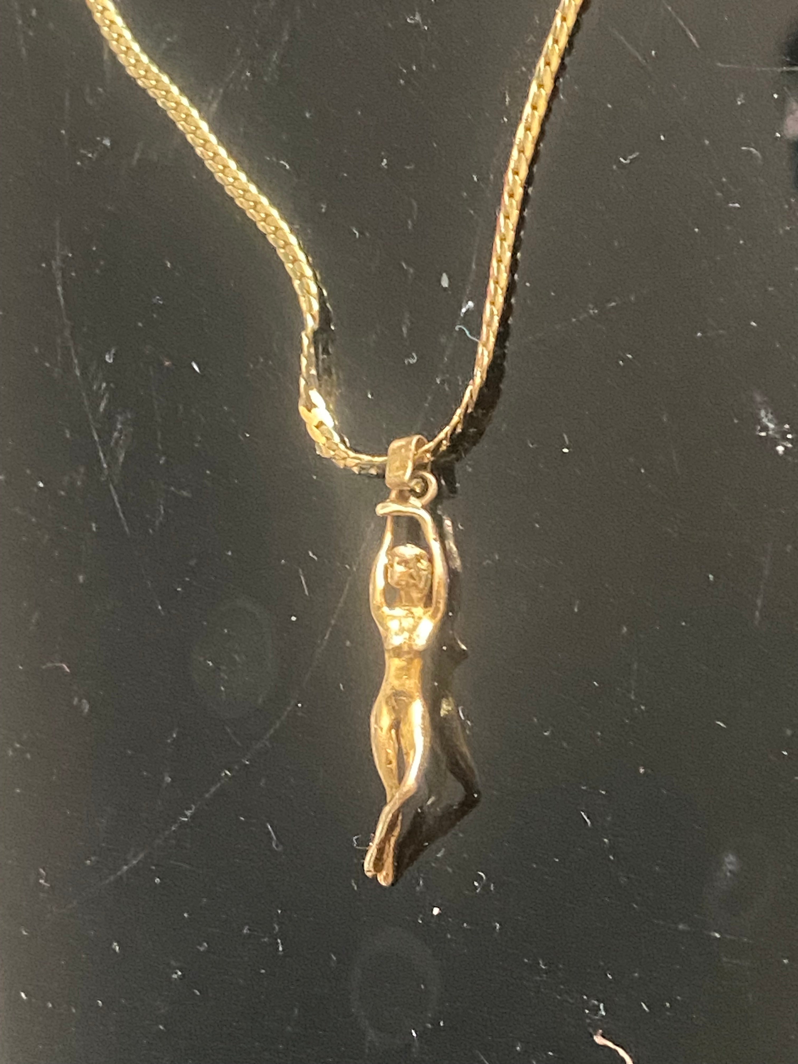 Collier avec pendentif mini statuette femme ,en Chaine plaqué or , 1 pièce