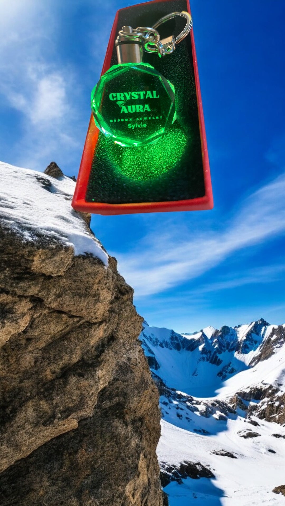 Porte clé en verre crystal lumineux photo avec aide IA, produit pressant en boite ambiance  animation artistique autour