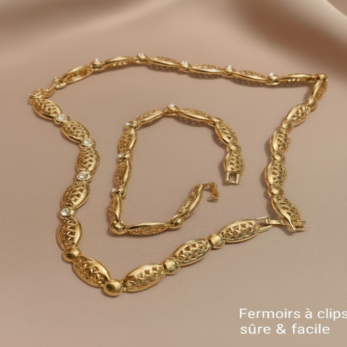 Parure deux Pièces Ras-le-Cou et Bracelet vue de face , Focus Fermoir