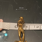 Pendentif Statuette Femme  Or Format Mini  vue de face bras croisé avec mesure de dimension