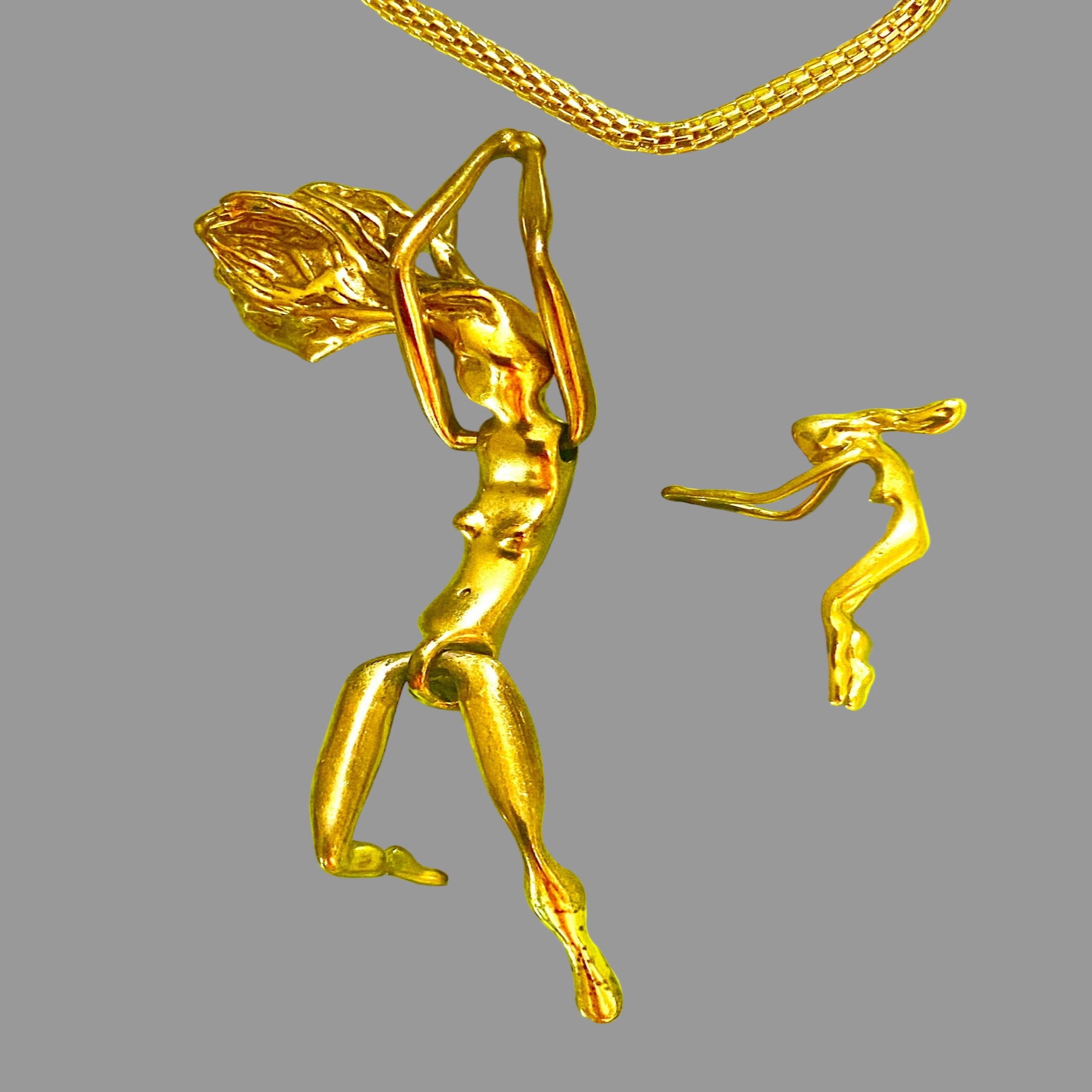 Pendentif Statuette Femme  Or Format Mini  vue statuette en mouvement en double dans l'espace, attitude sportif gym