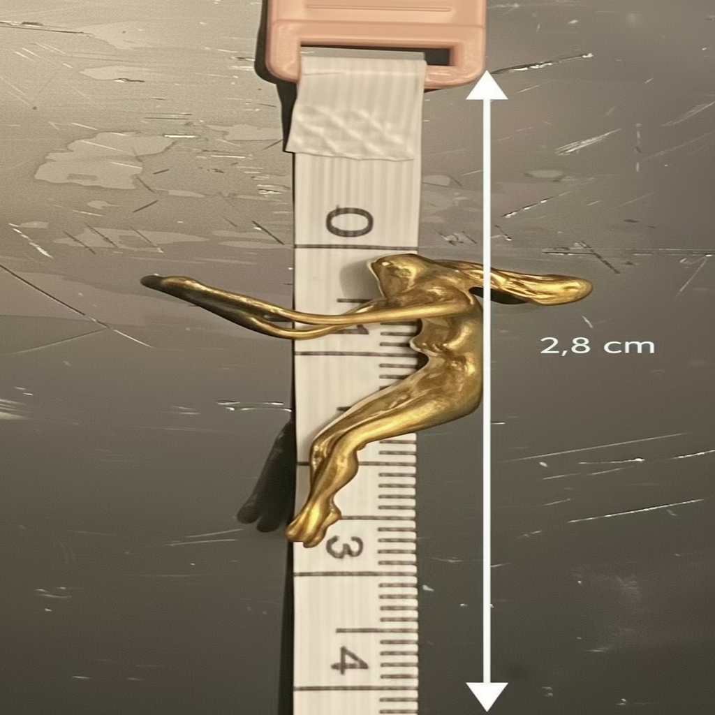 Pendentif Statuette Femme  Or Format Mini  vue de profil bras tendu jambes pliées avec mesure de dimension