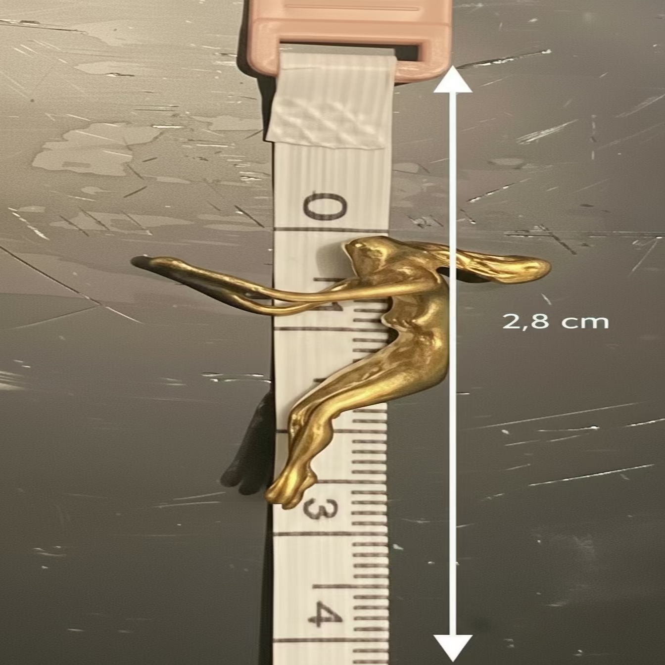 Pendentif Statuette Femme  Or Format Mini  vue de profil bras tendu jambes pliées avec mesure de dimension