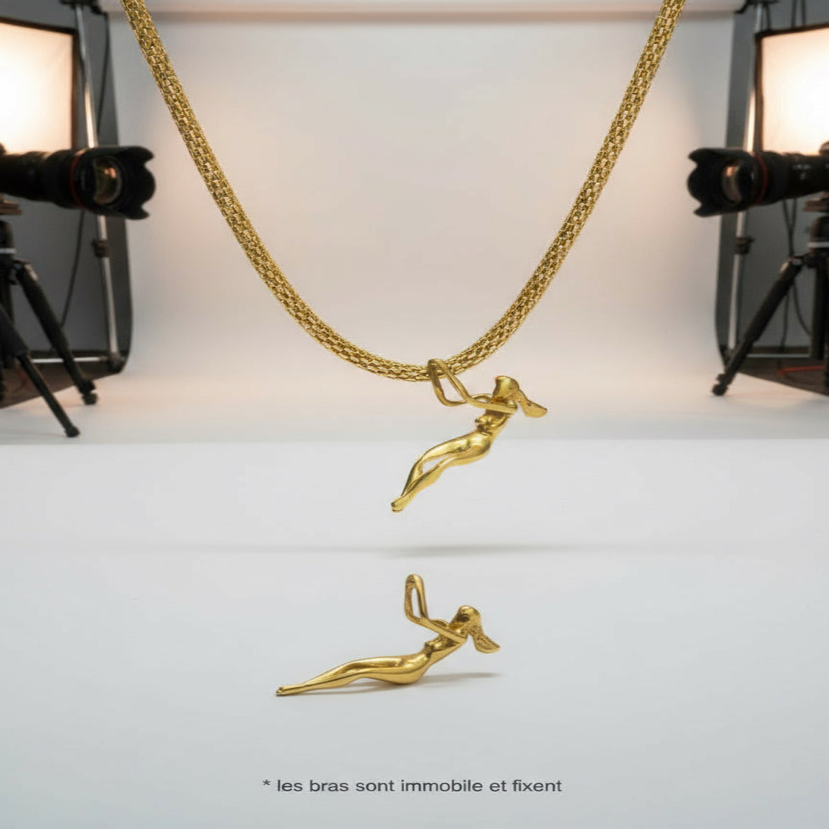  Pendentif Statuette Femme  Or Format Mini  vue studio, statuette sur chaine collier en double au sol