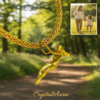 Pendentif Statuette Femme  Or Format Mini  vue sur chaine de collier et mini image de balancoire (enfant avec maman)