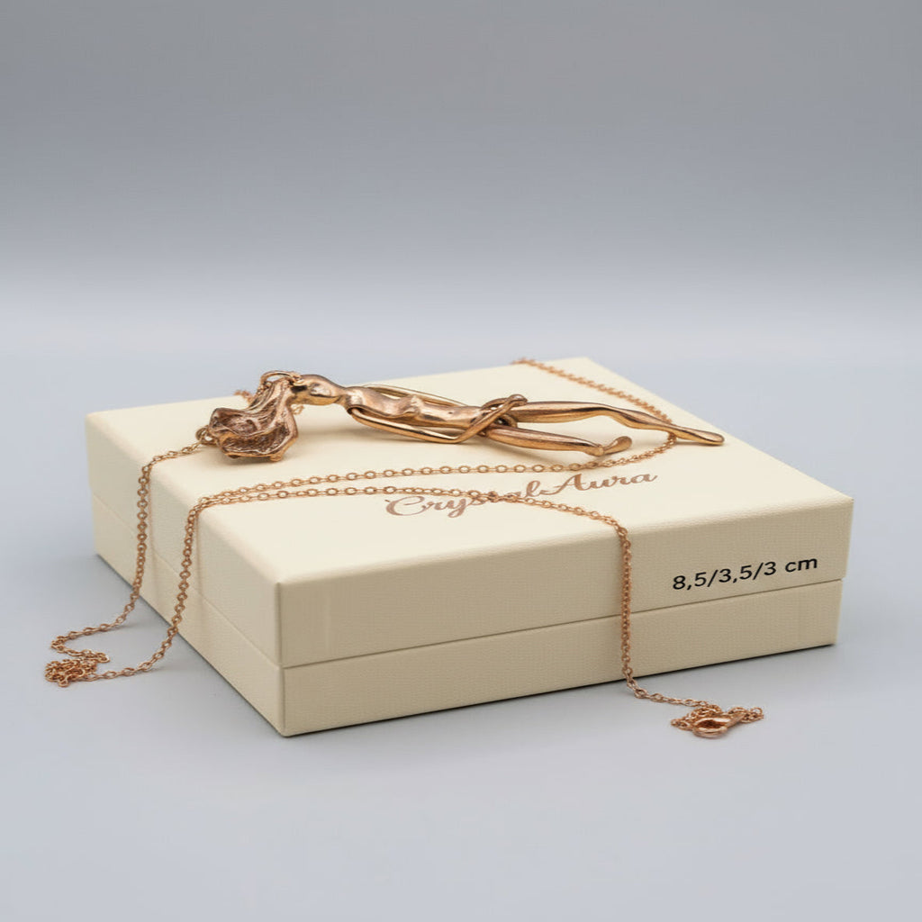 vue de haut allongée sur boite cadeau impression CrystalAura bras croisé avec mesure de dimension
