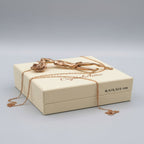 vue de haut allongée sur boite cadeau impression CrystalAura bras croisé avec mesure de dimension
