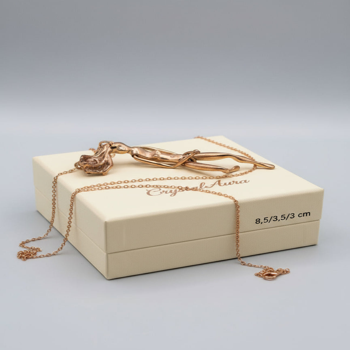 vue de haut allongée sur boite cadeau impression CrystalAura bras croisé avec mesure de dimension
