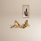 vue statuette au sol profil couché avec une mini image portrait femme au gym
