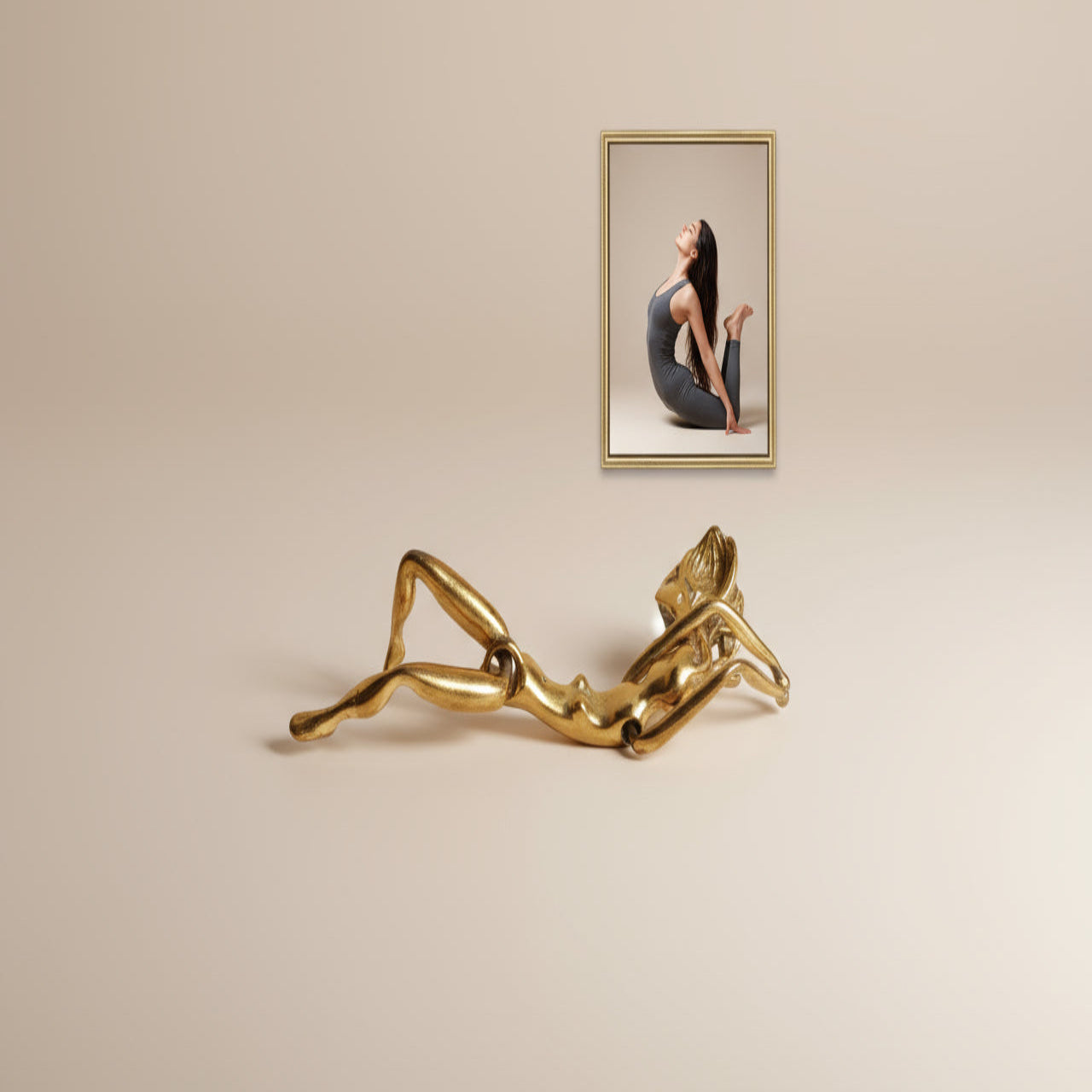 vue statuette au sol profil couché avec une mini image portrait femme au gym
