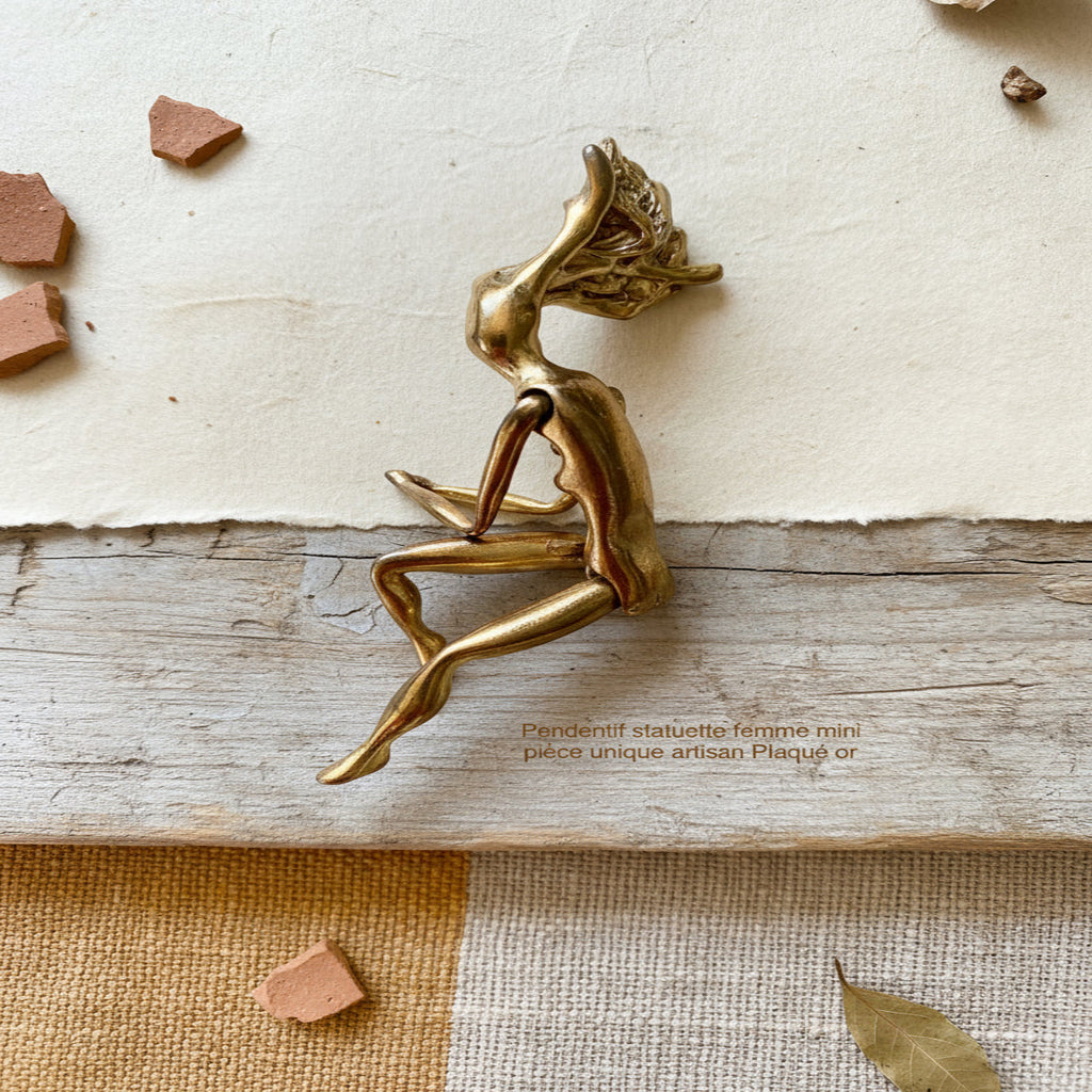 vue artistique statuette profil et de dos, sur banc en bois