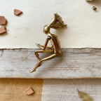 vue artistique statuette profil et de dos, sur banc en bois