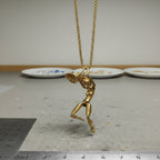 vue statuette en mouvement sur chaine dans l'espace, attitude sportif 