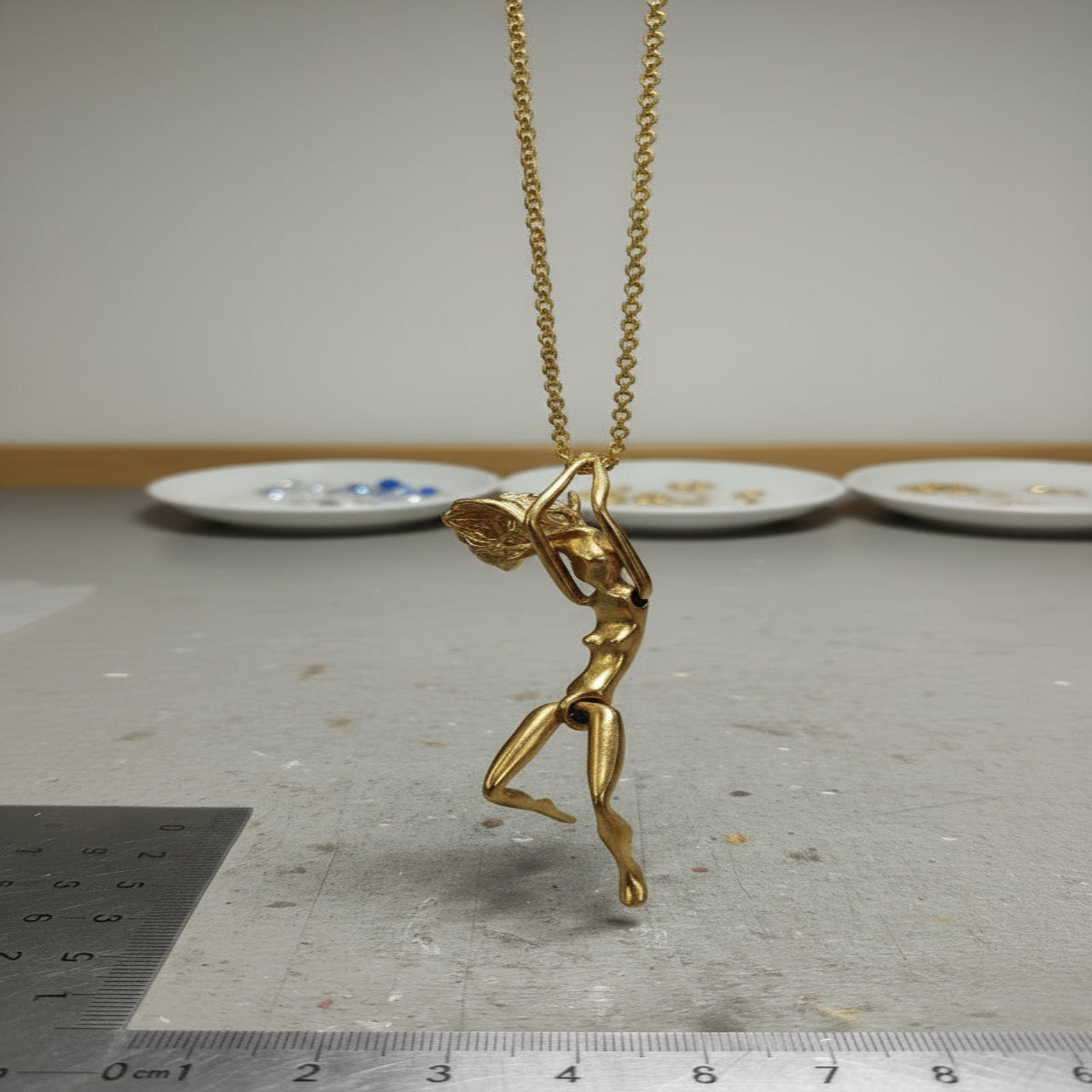 vue statuette en mouvement sur chaine dans l'espace, attitude sportif 