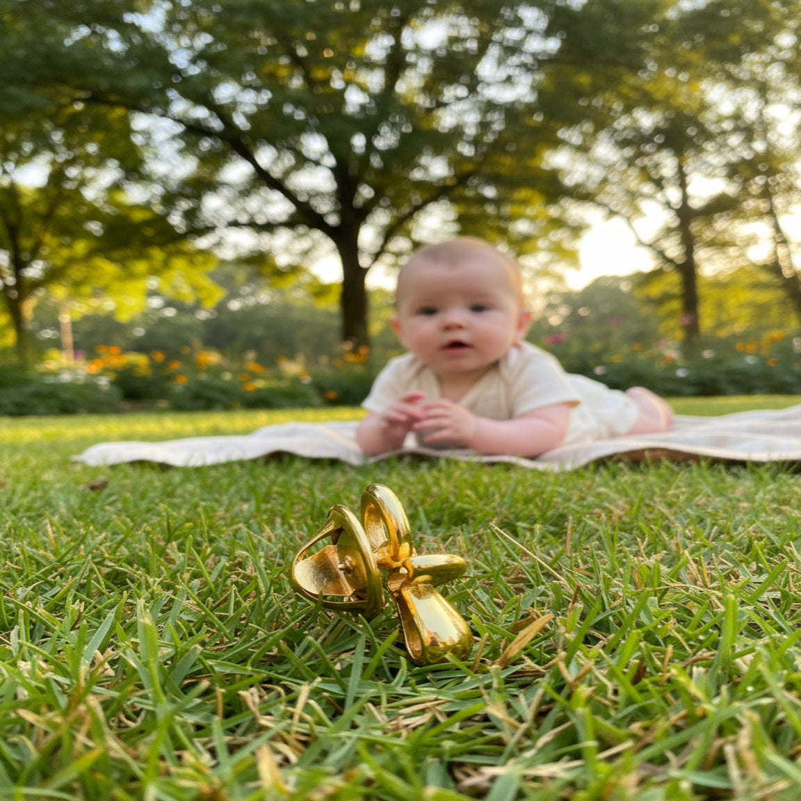 Pince Teinte Or Mini Sucette Bebe illustration vue de profil écrou de fixation et rajout de portrait artistique bébé 